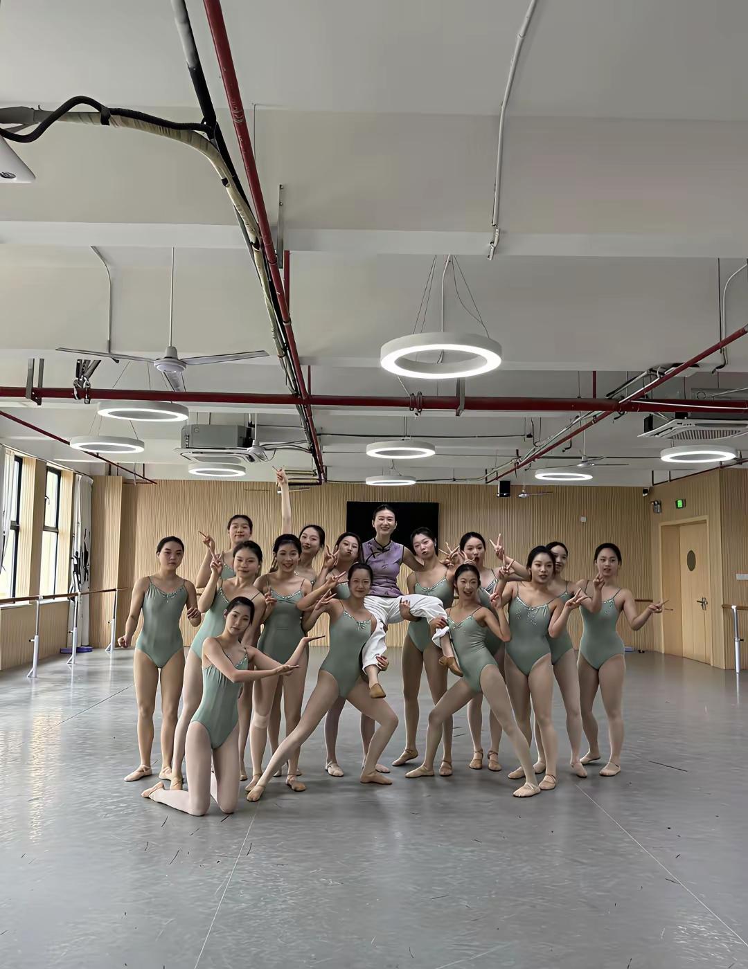 舞袖拂春风，翩翩起舞姿。