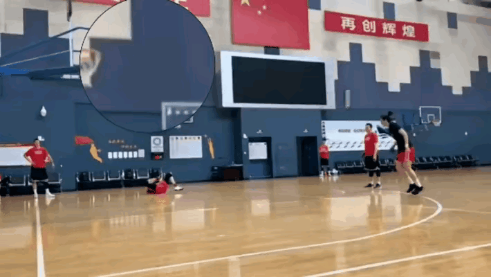 巾帼不让须眉，女篮潘臻琦发布了自己扣篮的视频，不得不说这弹跳力还是很猛的。[赞]