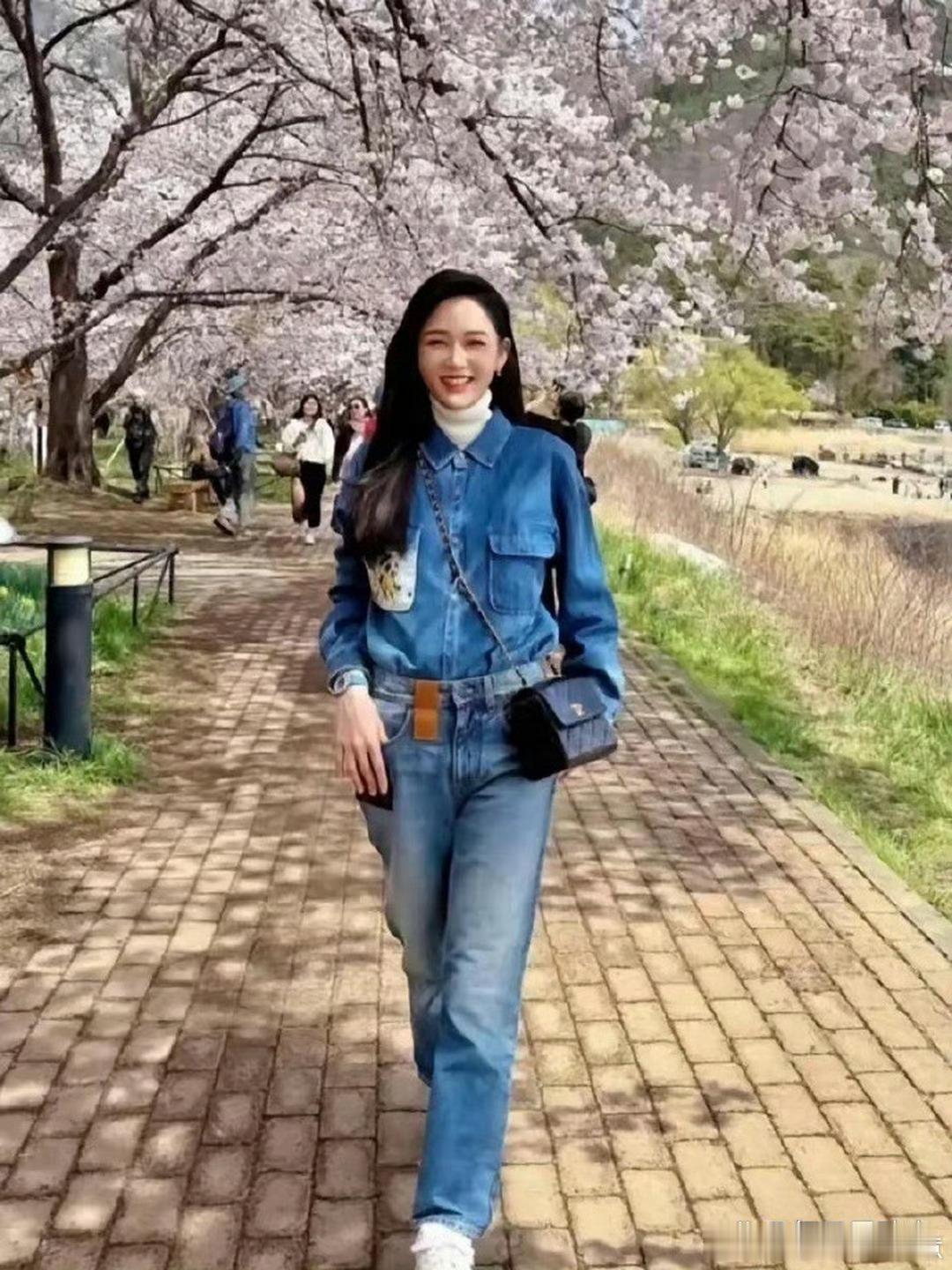 47岁陈乔恩与小9岁丈夫出游，依偎合照，甜蜜状态藏不住。 ​​​