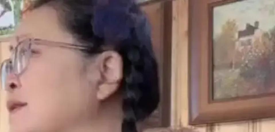 腾冲草棚哥直播翻车。

3月底他租下城郊一块荒地，搭个草棚开直播卖土特产，结果刚