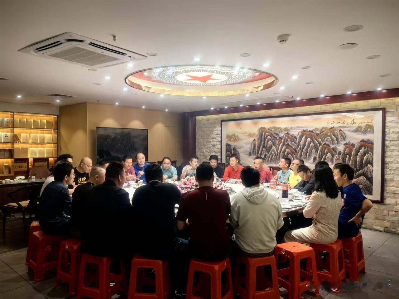 今晚跟一个平时经常喝酒的同事聊天，惊出一身冷汗，原来同事之间，除了你死我活，什么