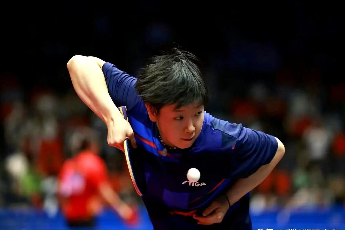 莎莎把漫画打成了直播。

镜头里，她胳膊一绷，线条像铅笔描的，圆脸却奶凶奶凶，反