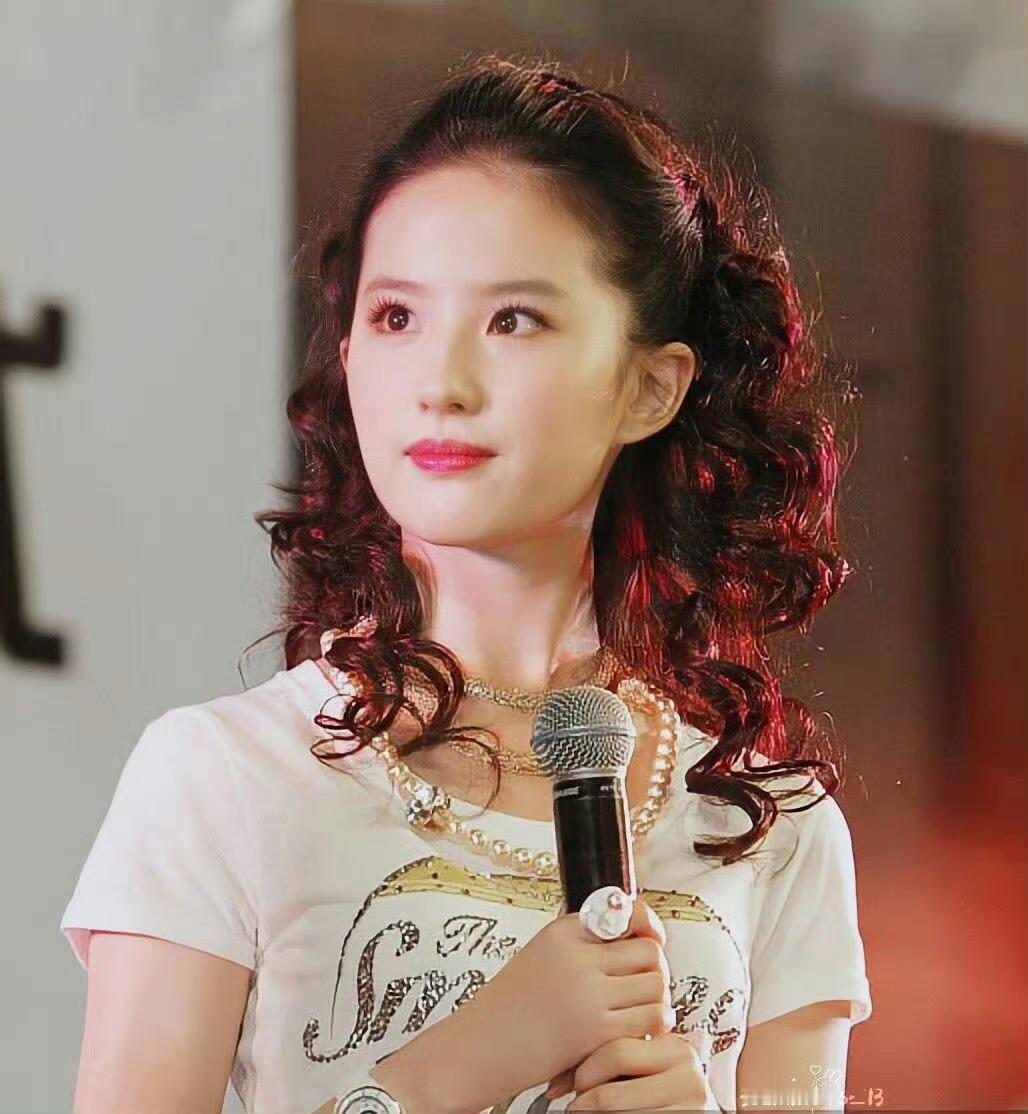 绝美的刘亦菲 少女时期，泡面头清纯又可爱😍