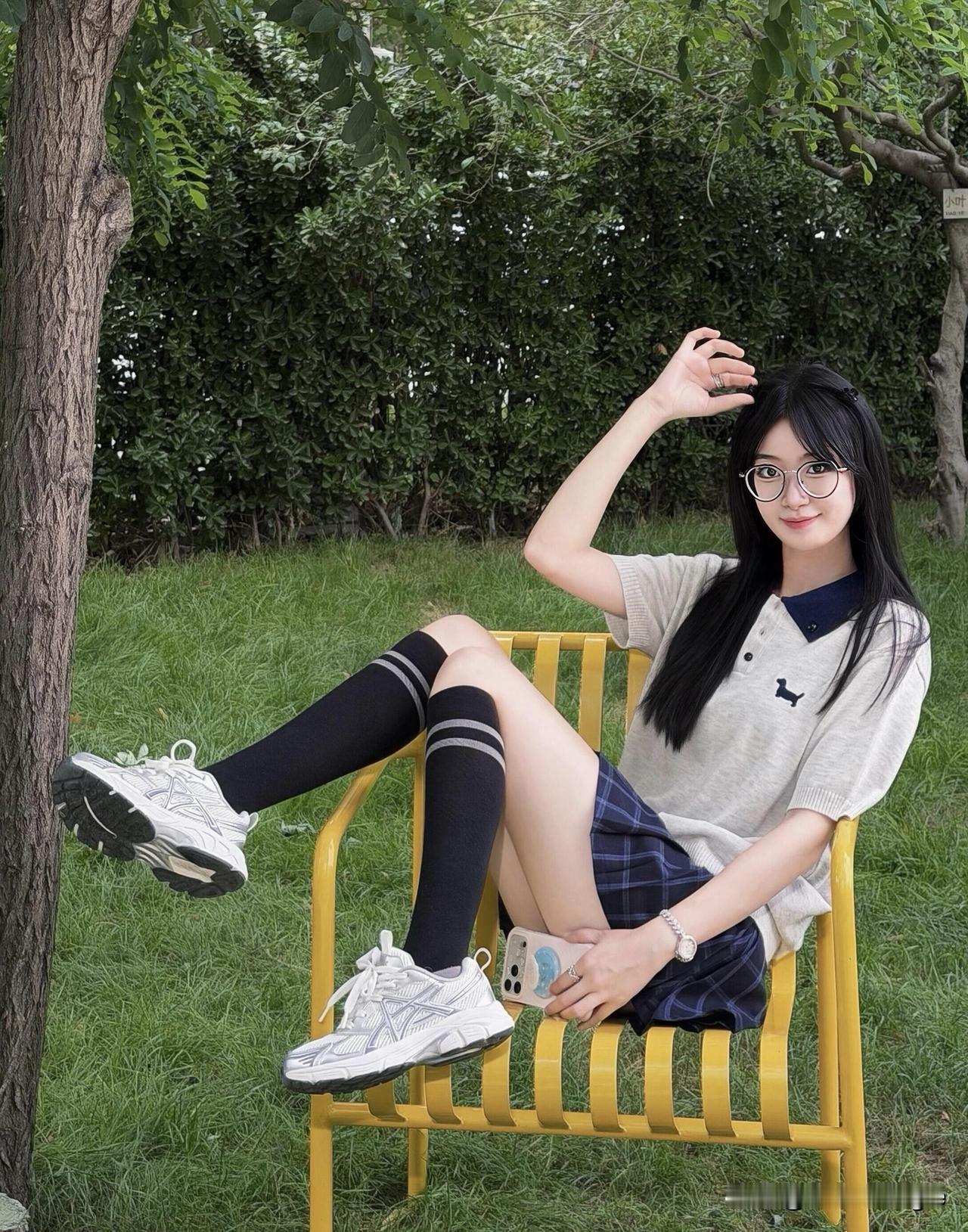 校园少女风，黑发红唇，青春洋溢
