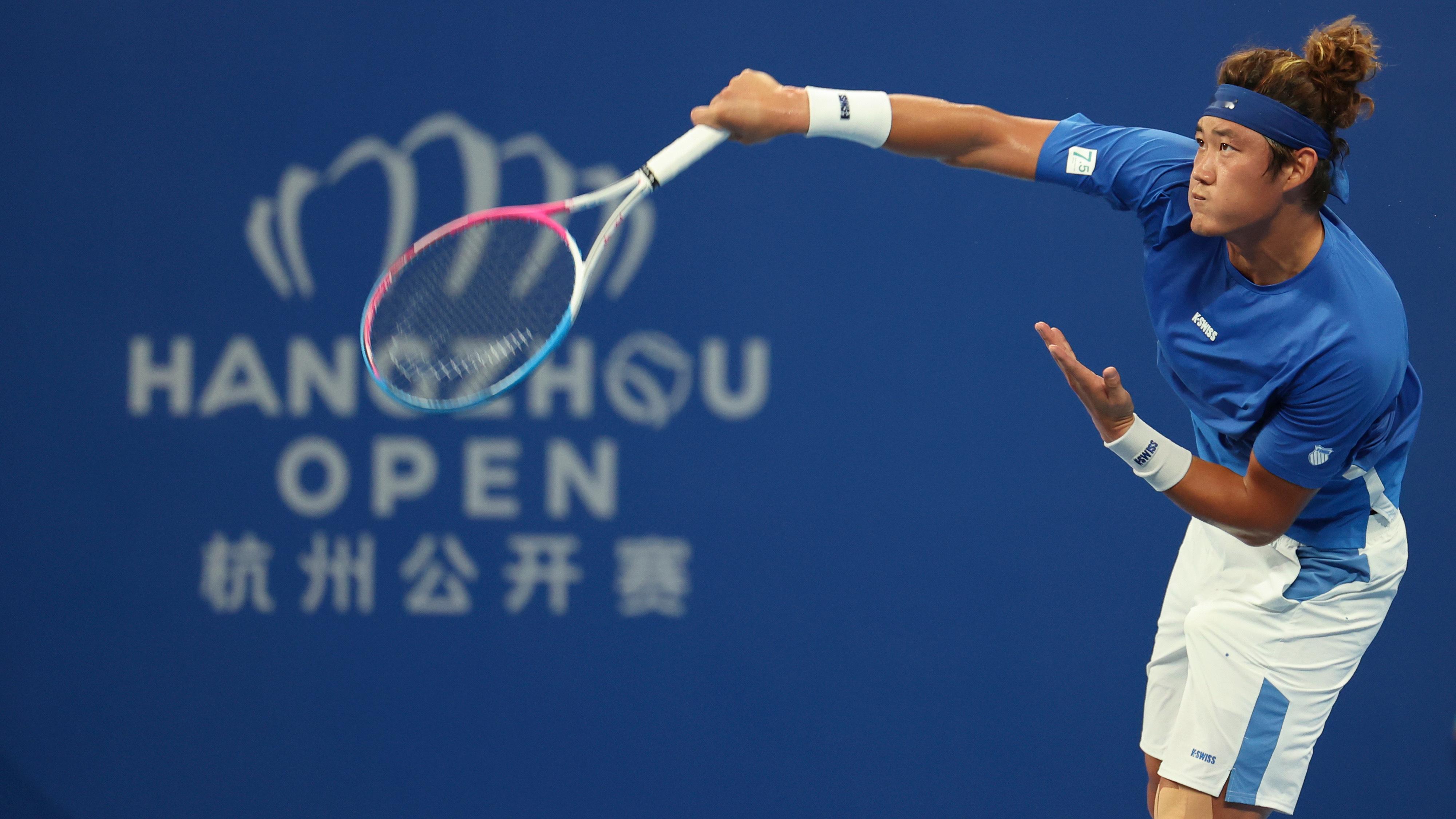 WOW！！！张之臻在杭州站第二轮打出一波连赢9局的攻势，直落两盘以6-3/6-0