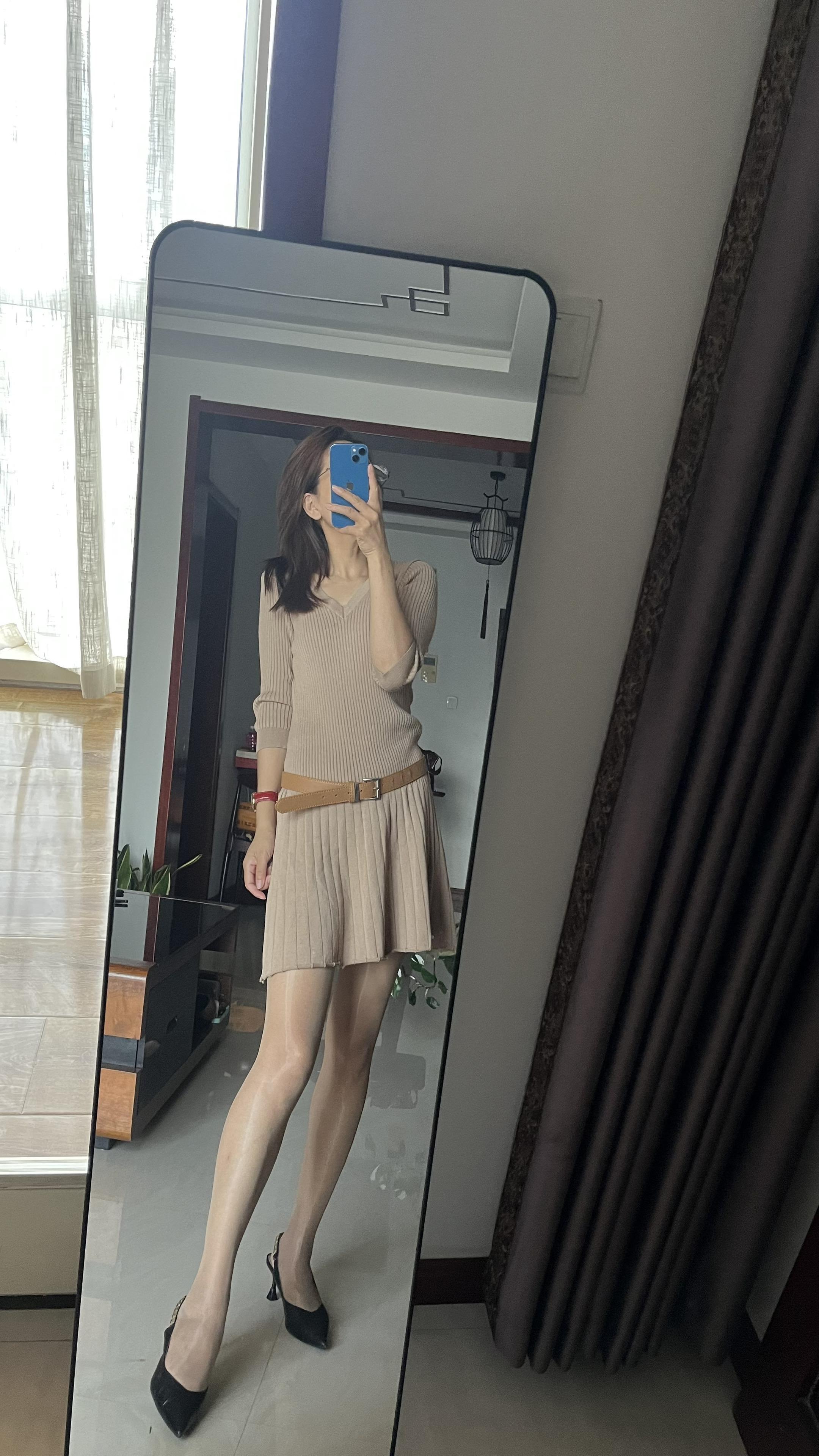 对镜拍穿搭丝腿控姐系