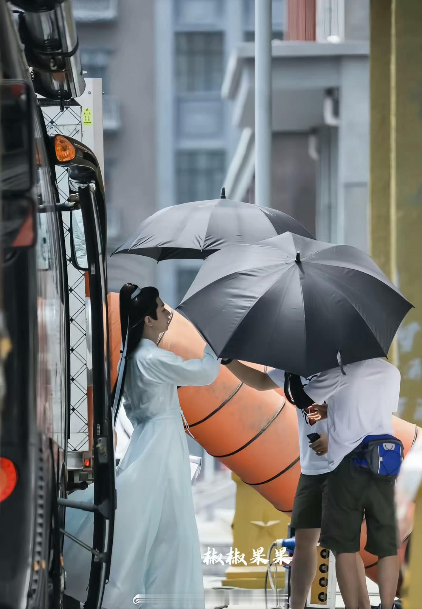 去年被这个萧秋水仙人之姿迷的神魂颠倒的… 