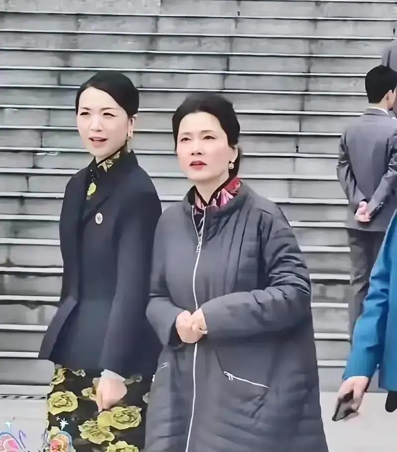 60岁何赛飞穿大衣走红毯，全网鼓掌
 
上海6月雨夜，气温22℃。女星们薄纱露背