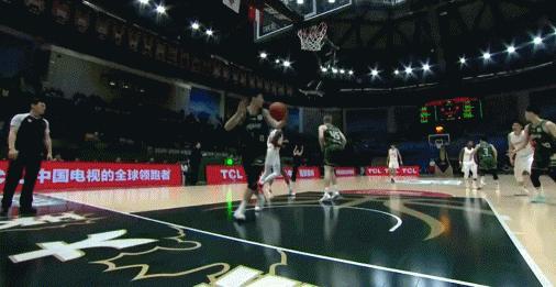 同曦对阵福建，赵柏清与郭昊文暂停时爆发冲突，双双被换下隔离。球队战绩起伏 + 场