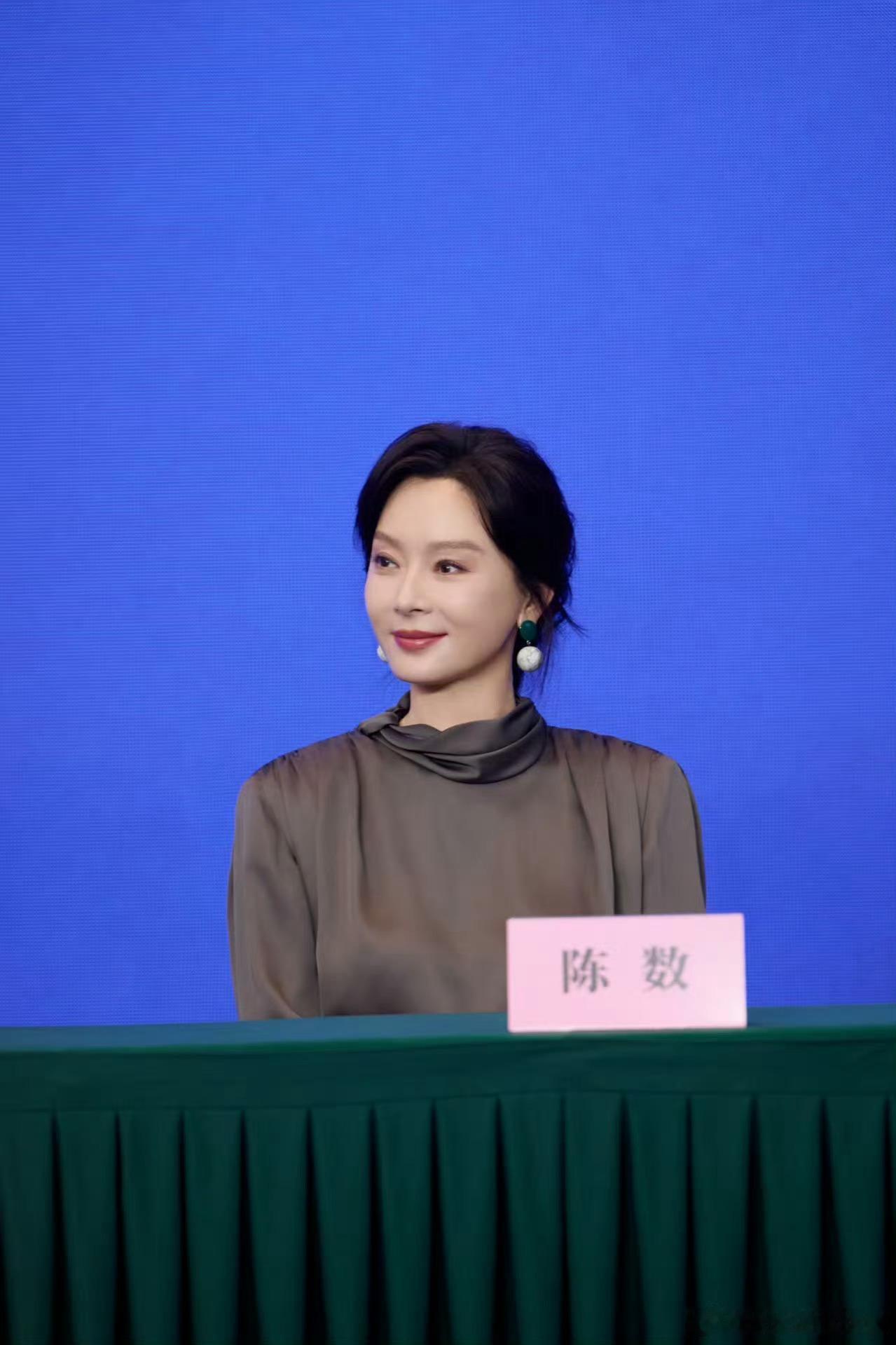 长春电影节红毯那英演唱会“七老童心”独缺陈数，原来她正执掌长影节评委席。工作撞期