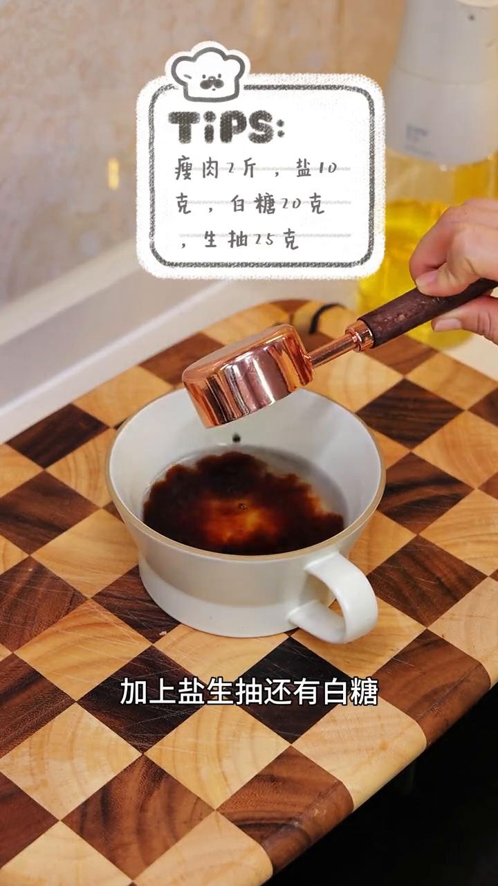 其实自己在家里做肉松并没有想象中的那么难，方法很简单的，做出来的肉松一样很酥松。