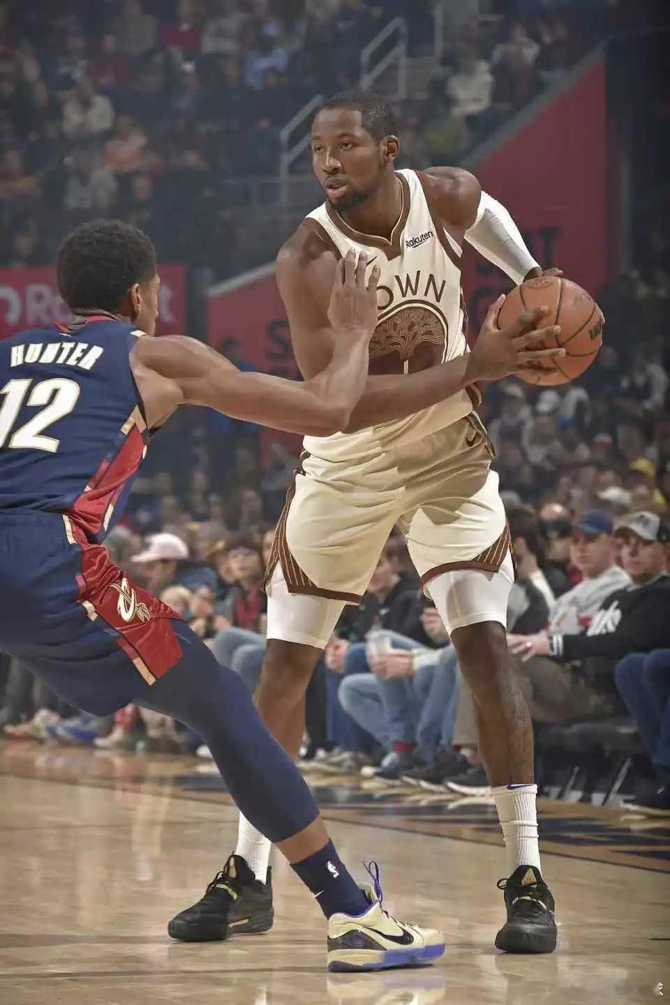 库里巴特勒缺席勇士险胜骑士 米切尔29+7三分迎14000分里程碑北京时间12月