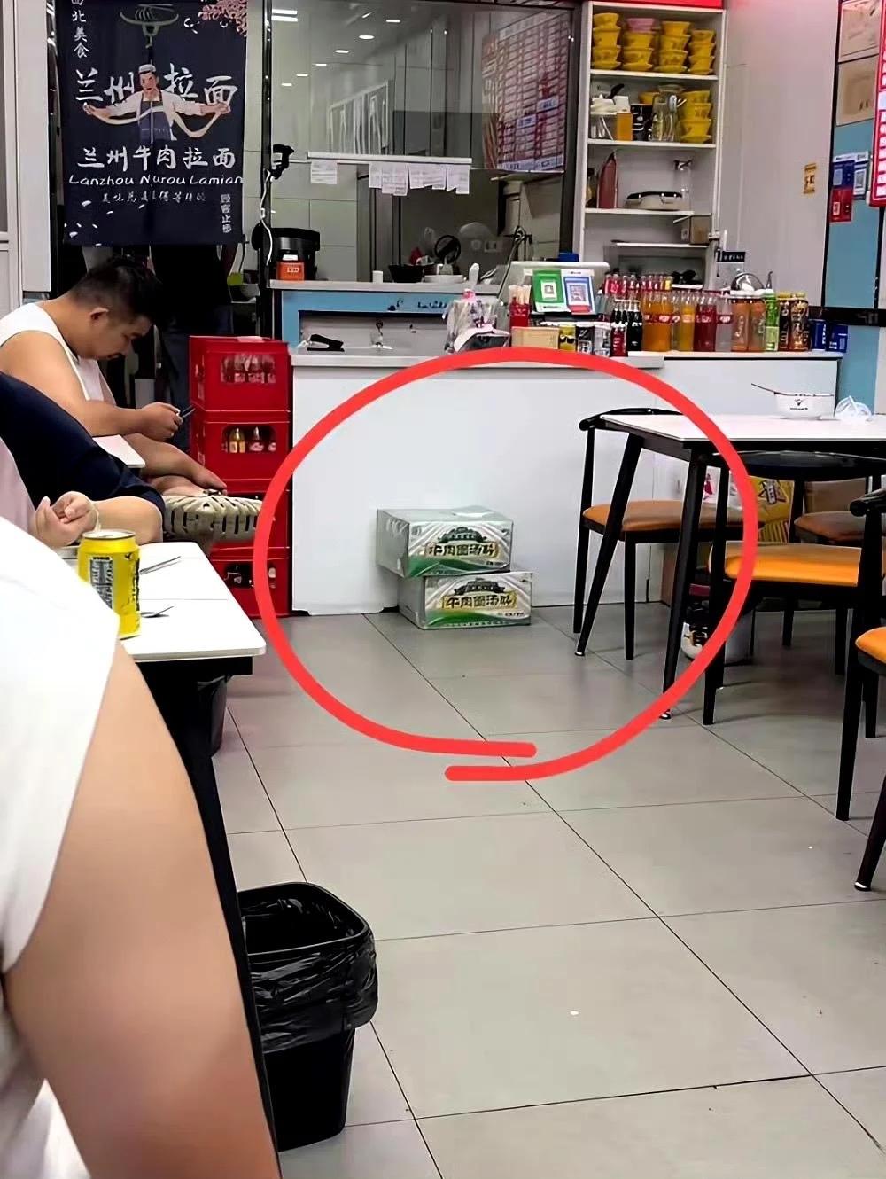 终于懂了连锁兰州拉面的汤底秘诀！店里角落堆着两大箱现成牛肉面汤料，难怪每家味道都