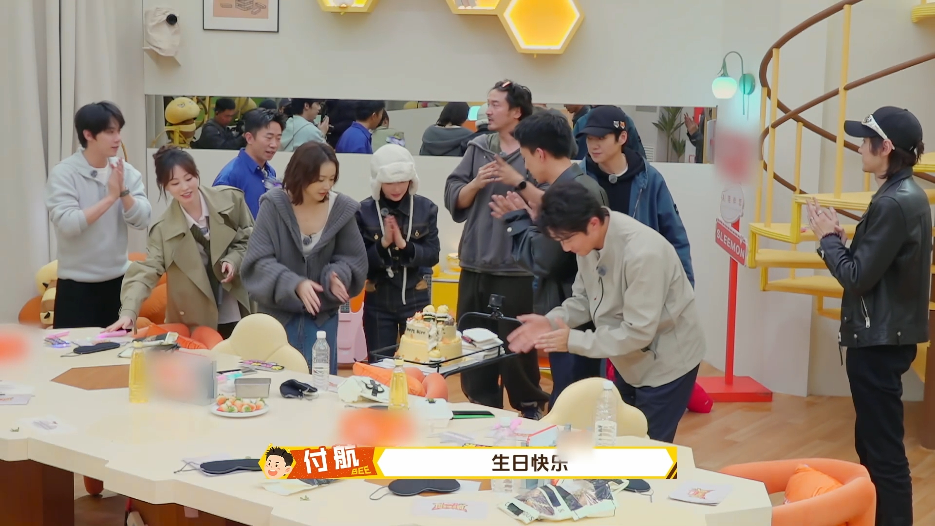 周冬雨情感回避型人格周冬雨来周五晚高疯真的太对了！王传君和大家一起策划给她的生日