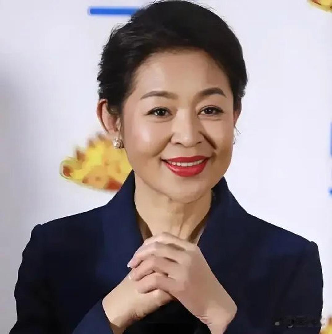  倪萍去菜市场买菜，一个 卖水果的老板娘卖水果的老板娘>看她穿得体面，觉着她有钱