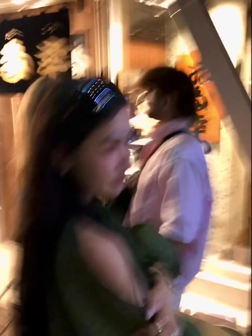 你可以是在夜里崩溃大哭的小女孩 但我希望天一亮 你又能顶住四面八方的压...
