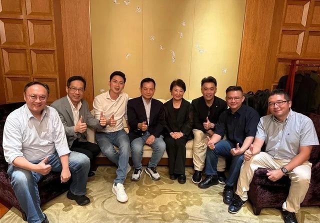 陈挥文曾称：卢秀燕把郑丽文架空，另设党中央。媒体人陈挥文6月30日在节目中的这句
