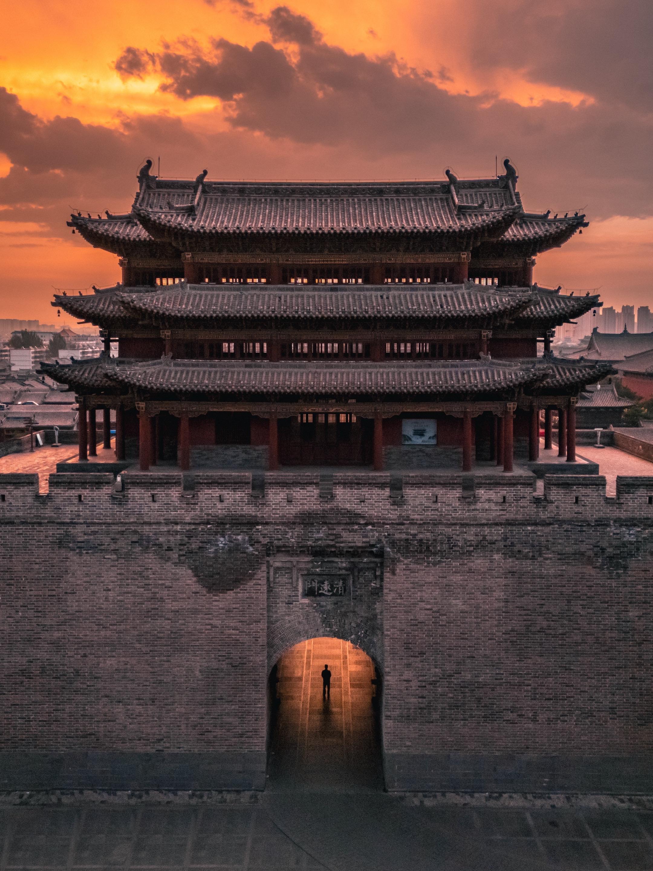 天下大同 大有不同🙏🏻。大同，是石与木书写的史诗。  云冈石窟的佛...