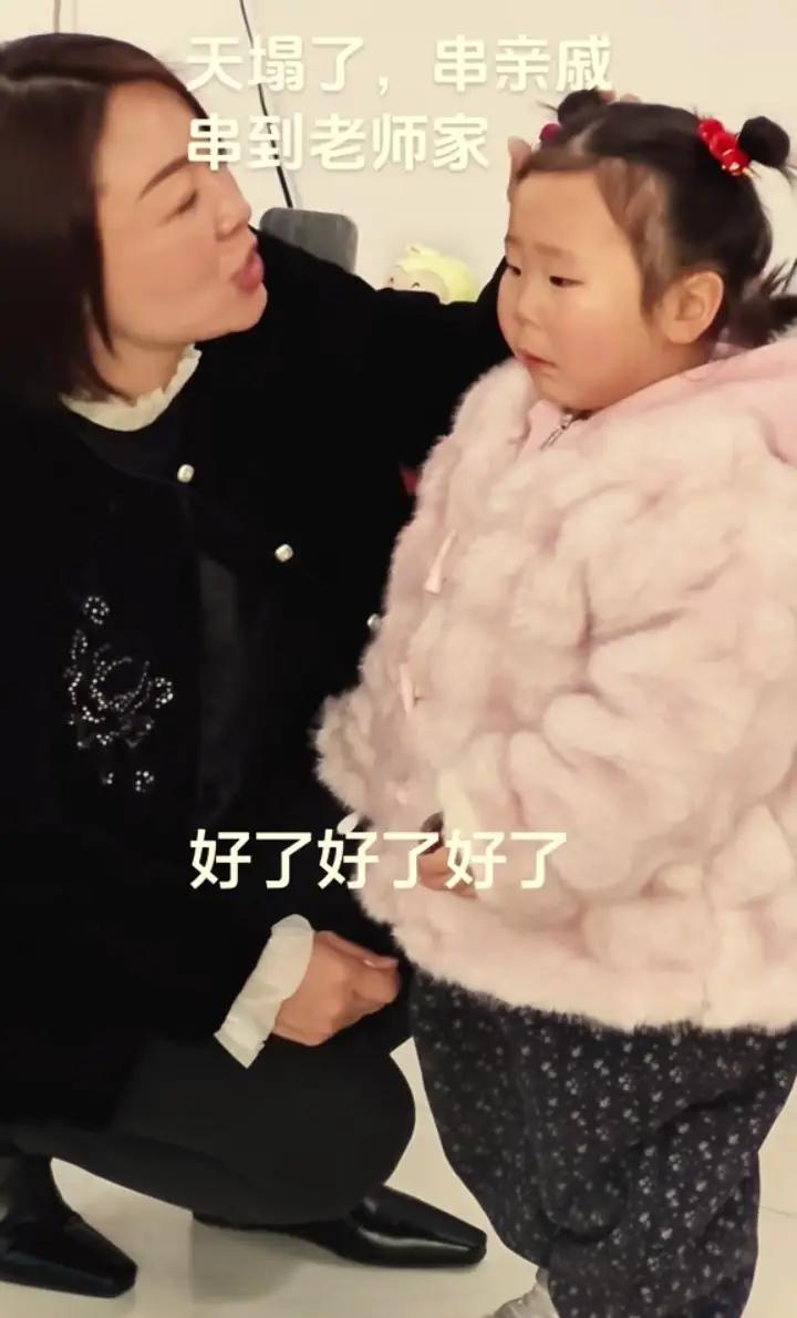 河南，一位女娃过年跟着爷爷一起去串门走亲戚，出门前还开开心心的，谁知到了亲戚家却