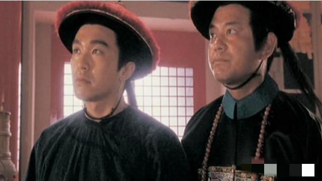 《鹿鼎记》韦小宝为了救天地会的兄弟，捅了御前侍卫总管多隆一刀。可事后多隆愣是没怀