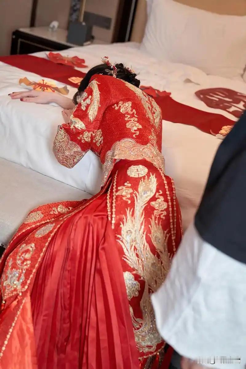 🏮 【洞房花烛夜｜我的身体被掏空，但仪式必须完成】
姐妹们谁懂啊！！！
从寅时