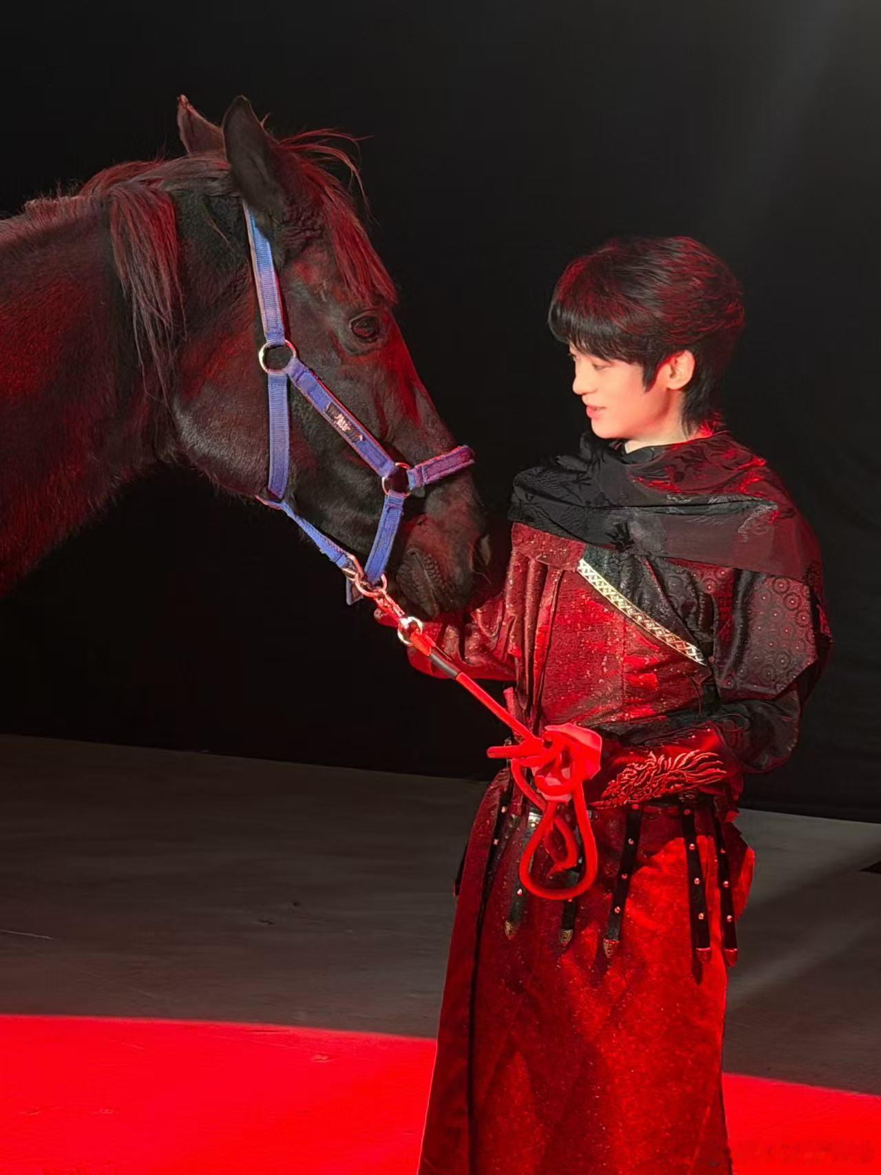 suk完全黑马王子来的吧红绸映黑马，少年携锋芒，Suk这组黑马王子造型气场全开，