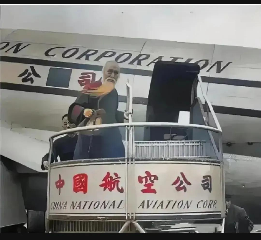 1949年，于右任拄着拐杖，登上了前往台湾的飞机，他的身影渐渐消失在飞机机翼之下