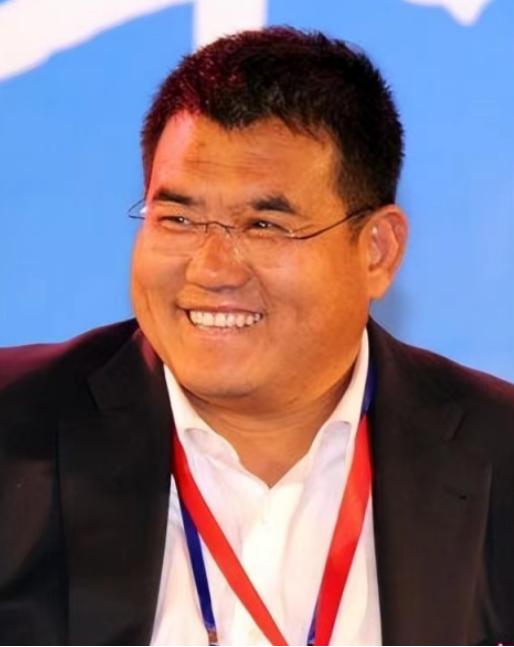 当初，汶川地震时，一位百亿富豪捐款3000万元，然而在抗震救灾的晚会上，他却临时