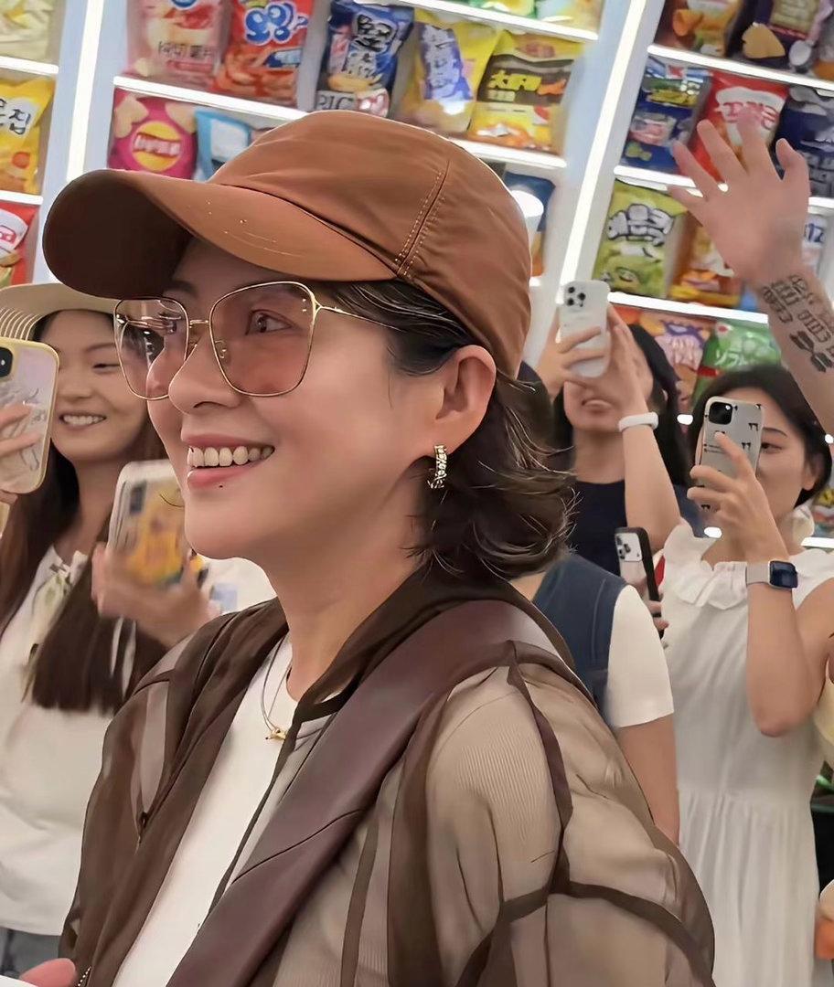 章子怡‎来了长沙，本人真‏⁠的超美，脸巨小，五官特别精致耐看！⁠‏⁠ 