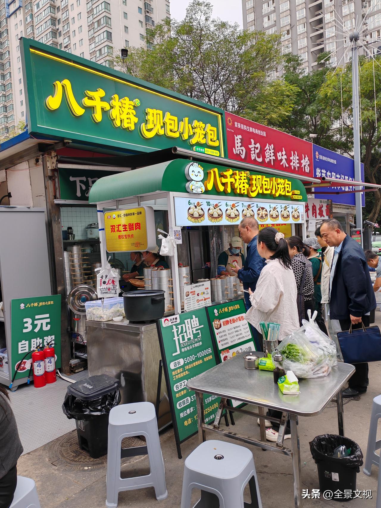 同一铺面，两个经营项目，冰火两重天。
       西安凤城六路紫葵市场大门口有