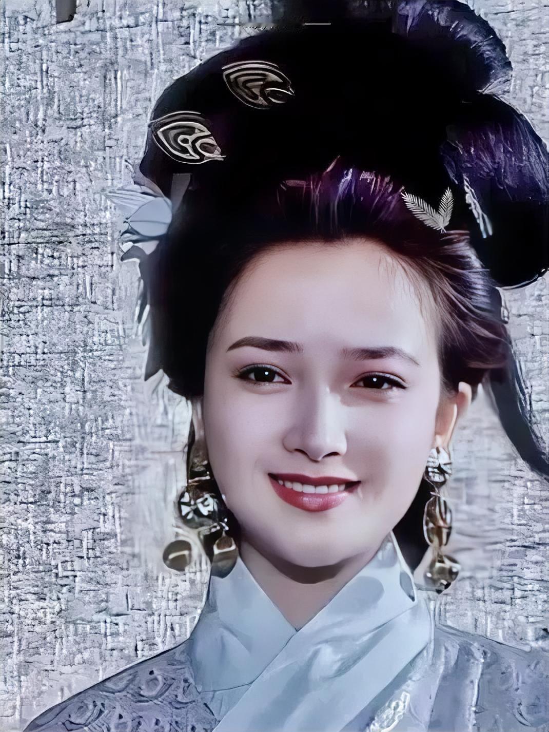 小时候跟着爸妈看《三国》，
觉得演小乔的那个演员（何晴）真俊呐！
她一低头，江南