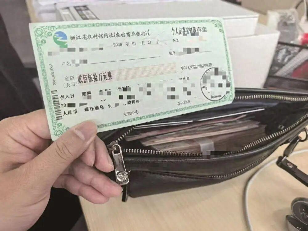 厦门一租车公司员工在车后排发现一个黑色提包，打开一看，整个人愣住了——250万元