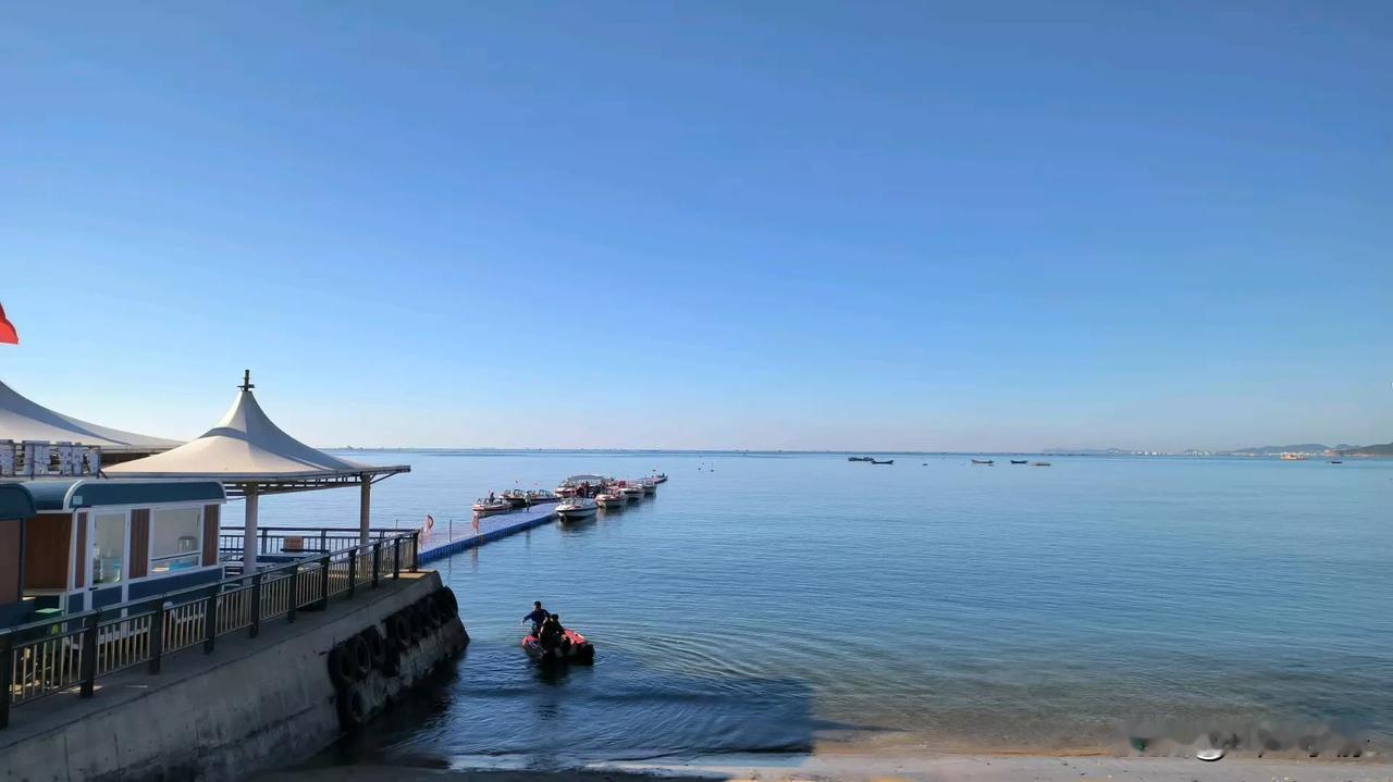 “搁浅的是布鲁威斯号 不是你我的人生
孤独的巨轮或许无法靠岸 潮水退去 你我终将