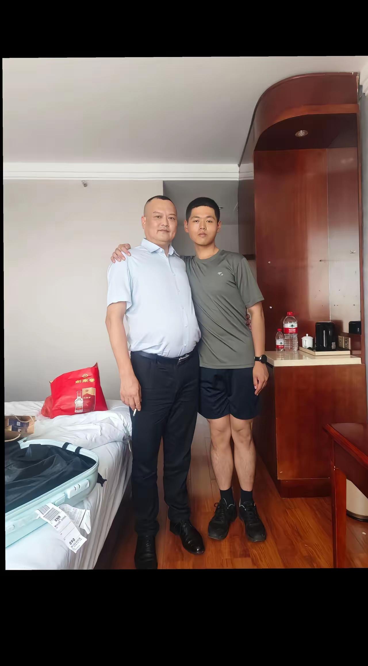 父与子。
有儿子在身旁，作父亲的感到多么自豪啊！
父子情深似海，儿子是父亲老年最