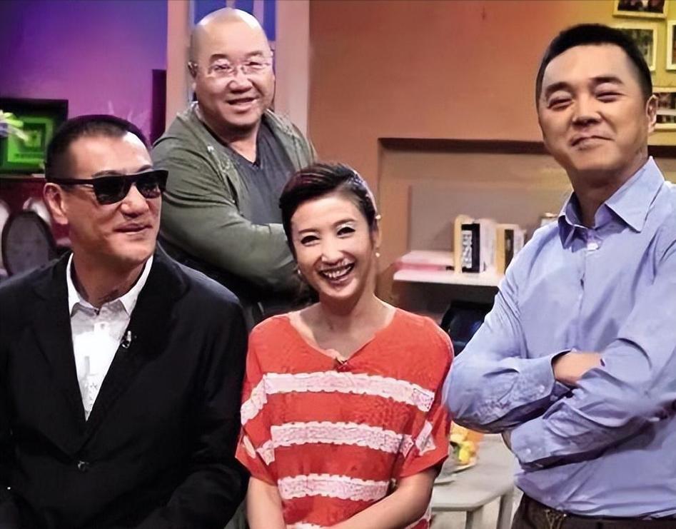 美丽的春妮在这三位男士中间显得那么醒目，
三位男士我只认出英达和英壮，右边的男士