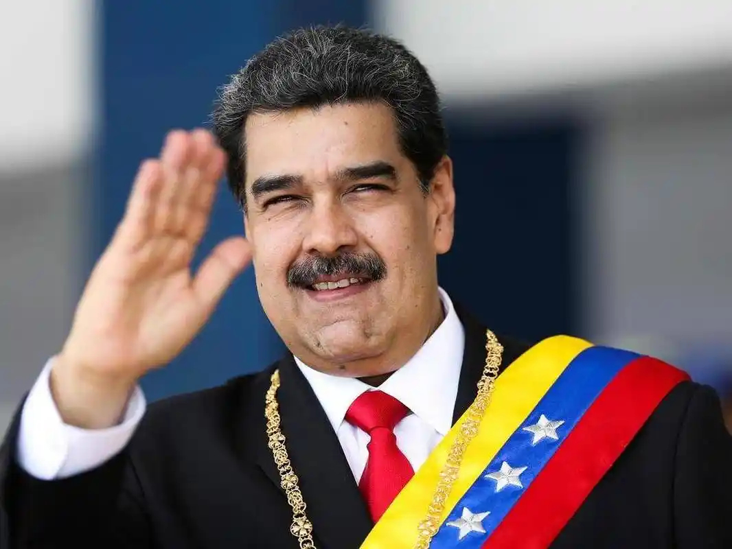 委内瑞拉总统马杜罗在17号的电视讲话中公开喊话，表示愿意和美国“坐下来谈谈”。他