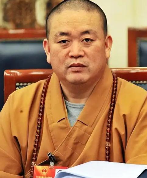 又有大瓜了！

释永信刚被查，
师妹释永梅就被翻出老照片。
2003年那张合影里