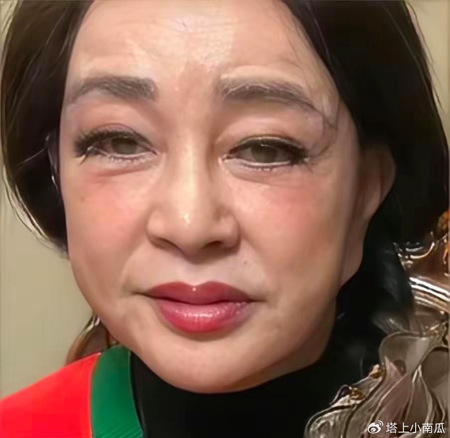 74岁的刘晓庆，一张路人抓拍的生图流了出来。你再看那精心修过的照片，皮肤紧致得跟