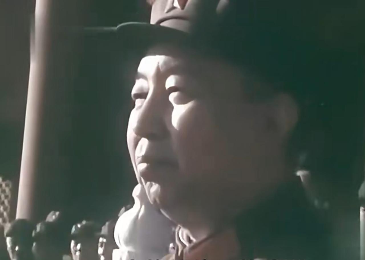 70年代珍贵彩照！1976年10月10日华国锋主席在天安门城楼军装留影
 
这张