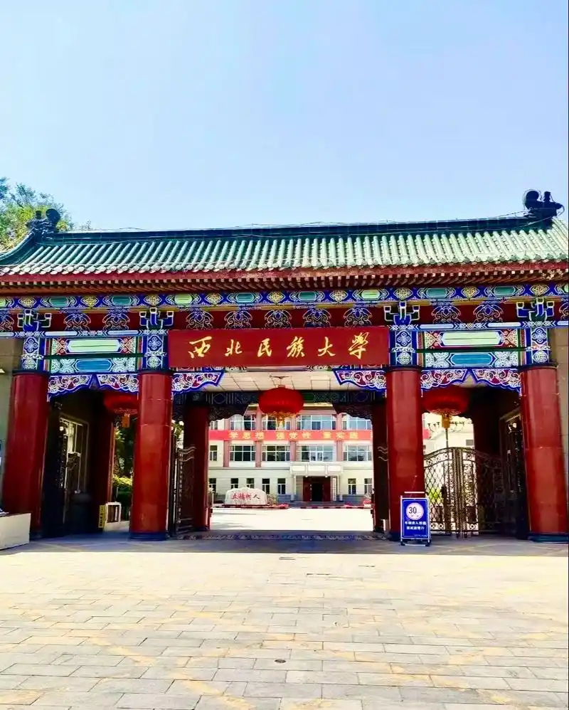 大盘鸡店侮辱性回复学生差评被摘牌这老板还怪好的，平等的创飞所有人关键西北民族大学