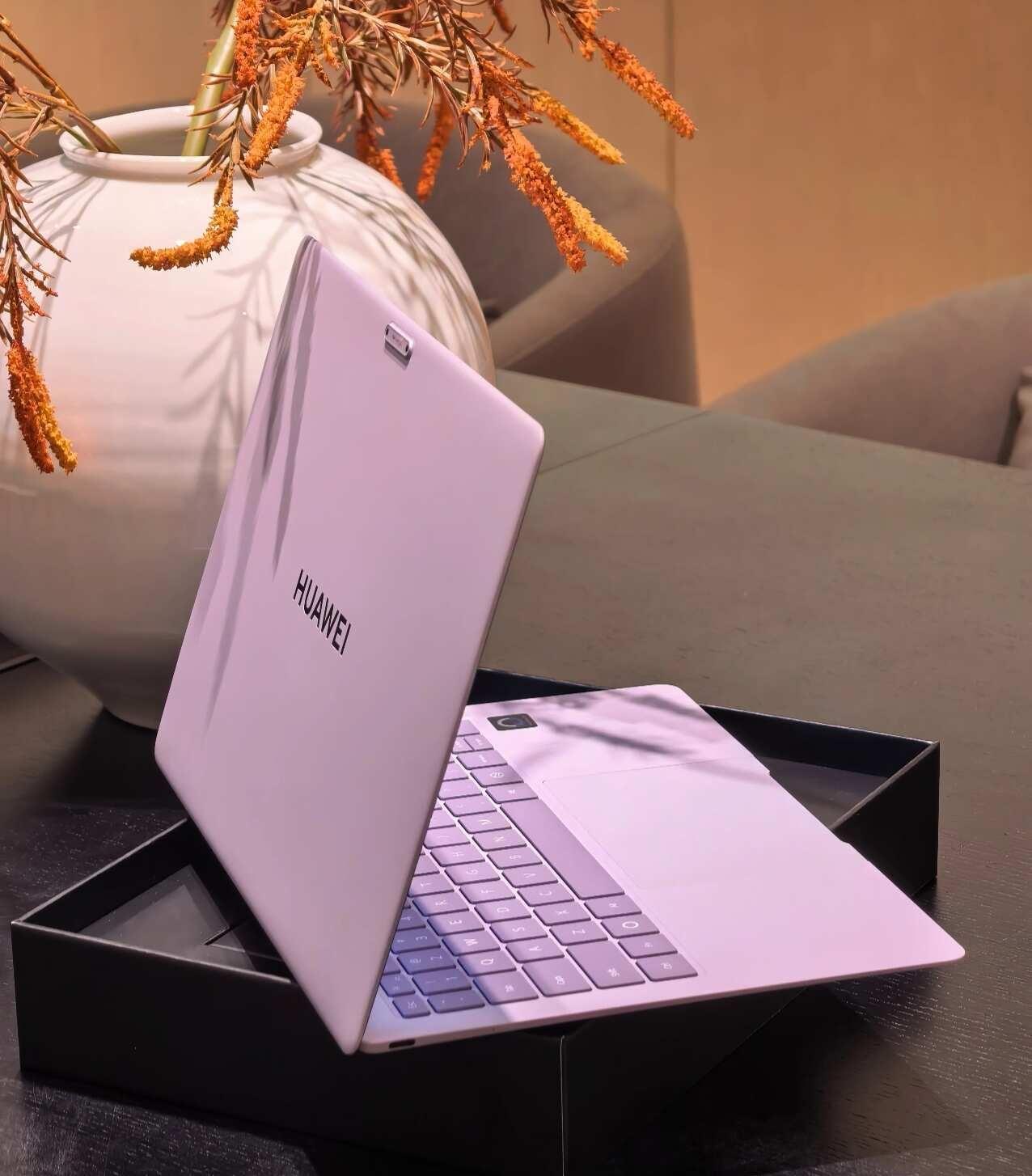 仲夏紫直接戳中少女心
华为MateBook ProS
轻至798g，薄得像本杂志