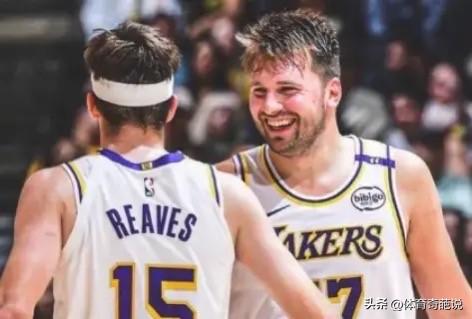 湖人加时胜掘金。
这场比赛很精彩，但真正决定比赛胜负的，是最后时刻双方巨星与角色