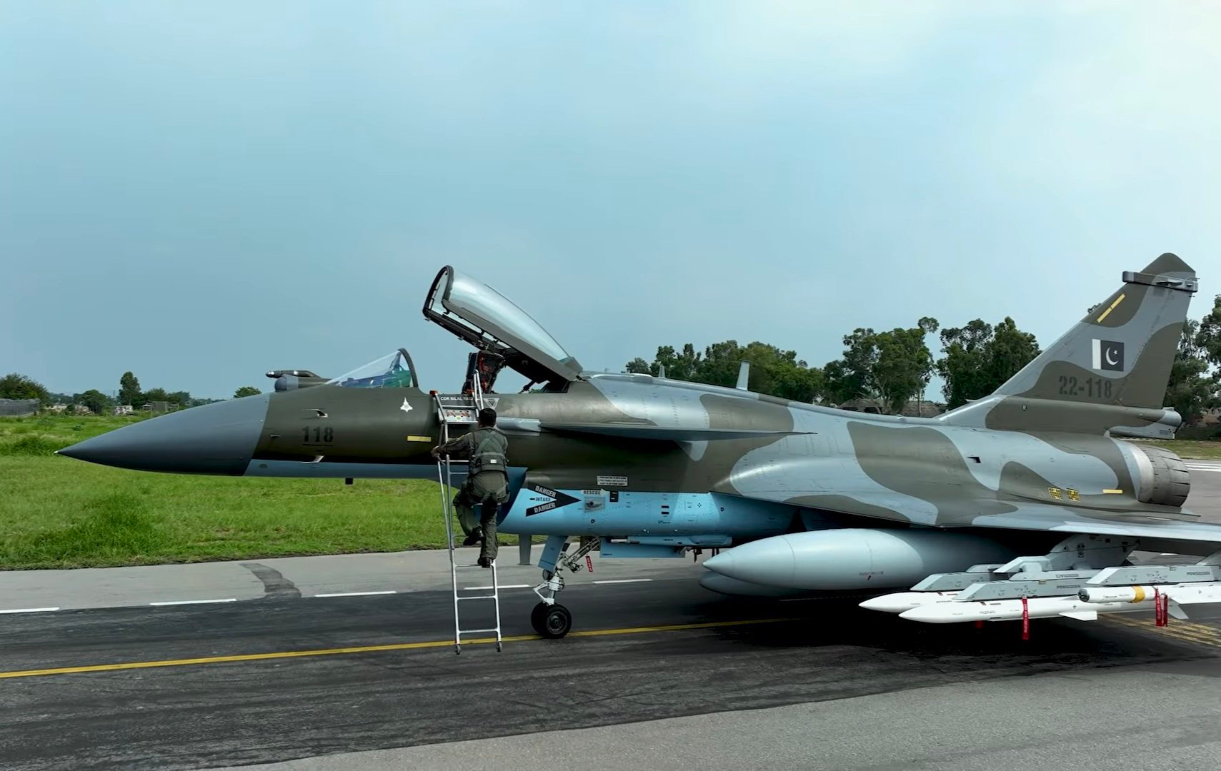 巴基斯坦空军歼-10CE，尾号22-118，带有官方的阵风击落标志。 巴基斯坦空
