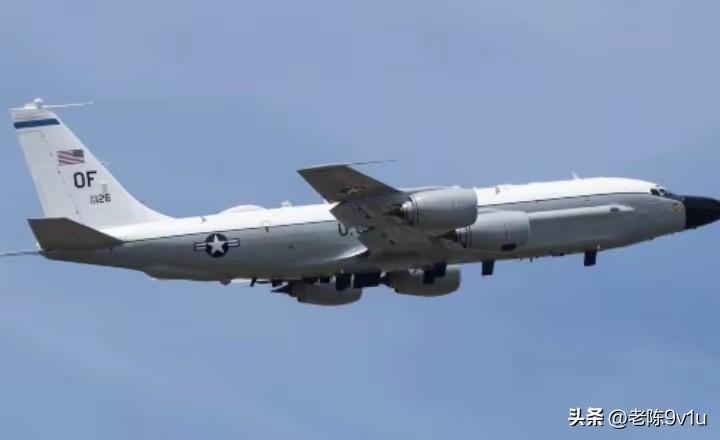 中美舰机在巴士海峡对峙解
放军军舰驱离美军军机
2月4日，长期记录台海空域的岛内