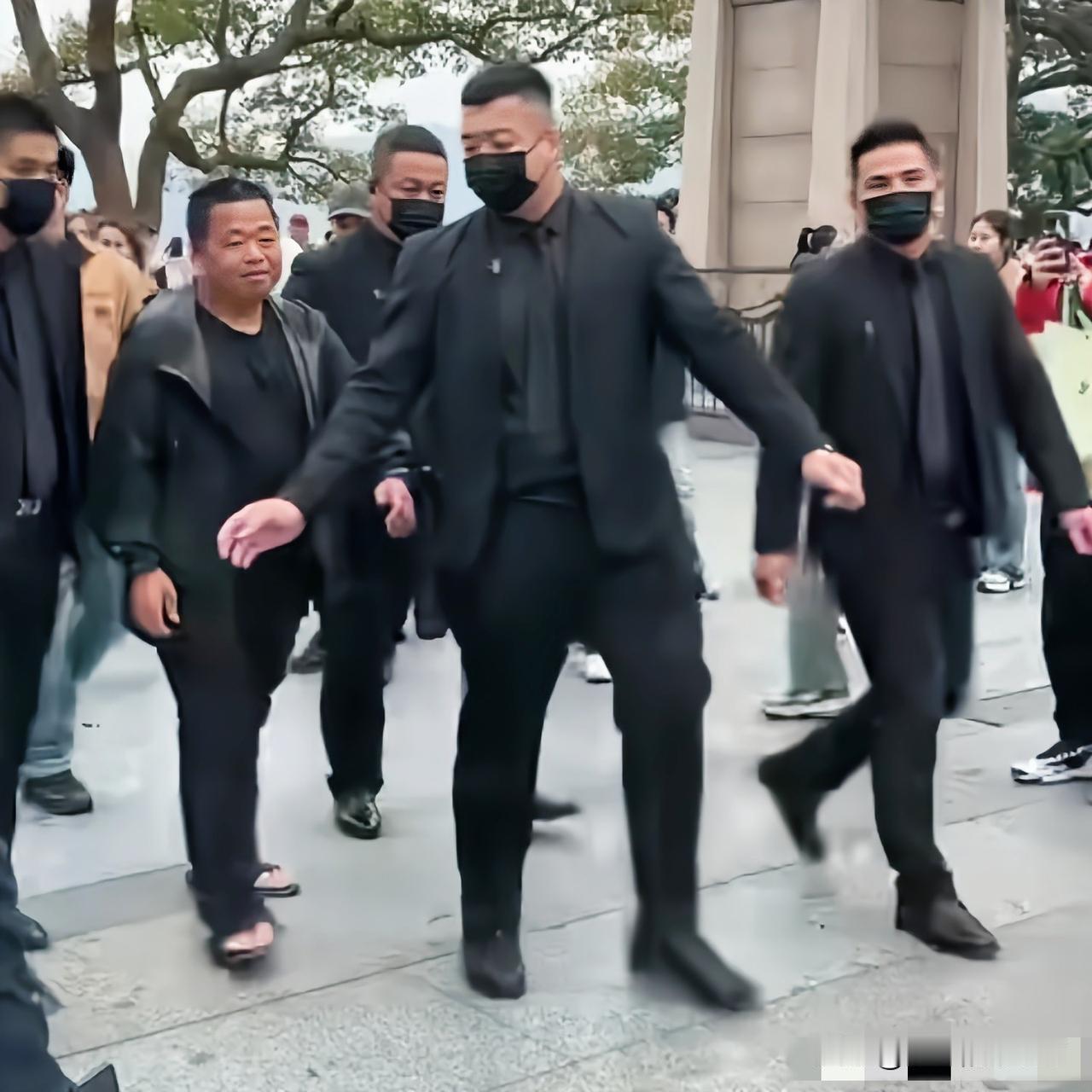 杭州，前面黑衣人开道，后面拱形环绕，蓝战非出行不再低调了！
有人说他娶了空姐，有