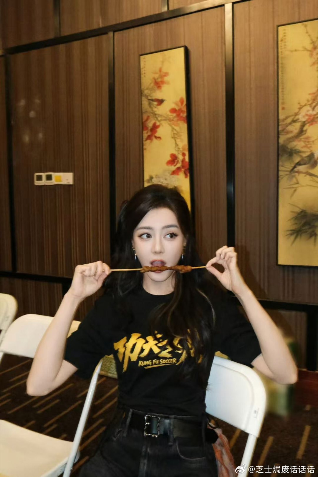  高冷女神大口撸烤串反差感直接拉满！热巴吃得津津有味，滋滋冒油的羊肉串看得我口水