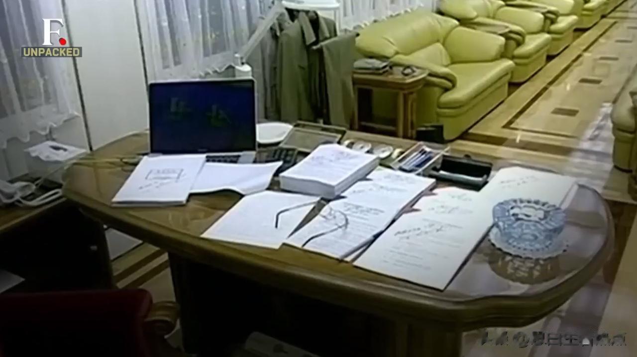 金正恩专列今夕对比。
图1是旧版，黄皮沙发、实木办公桌，凸显出年代感；图2是现在
