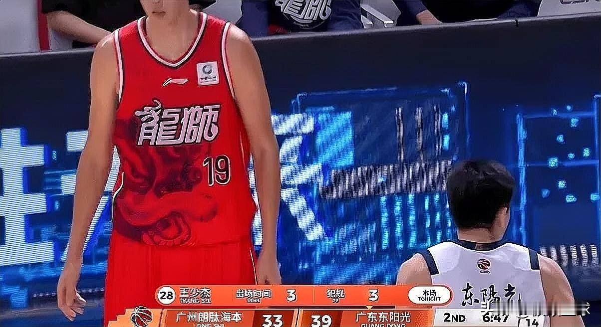 广东旧将徐昕一点不给前队友王少杰面子！在今日广东对阵广州的二节比赛中，徐昕卡位造