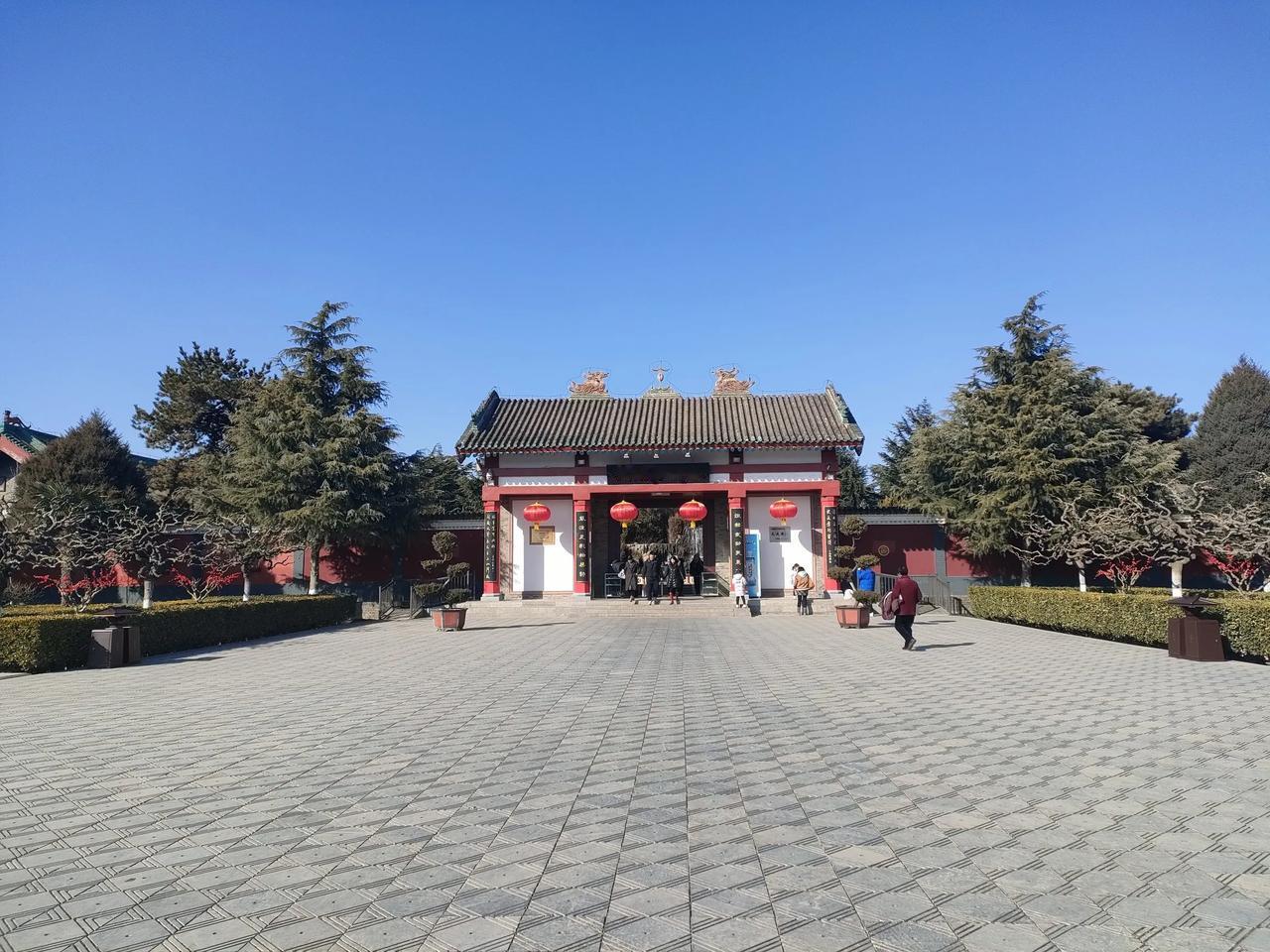 茂陵，乃是汉武帝刘彻的陵园。这个地方，我曾经还误以为是霍去病的陵园呢，这里承载着