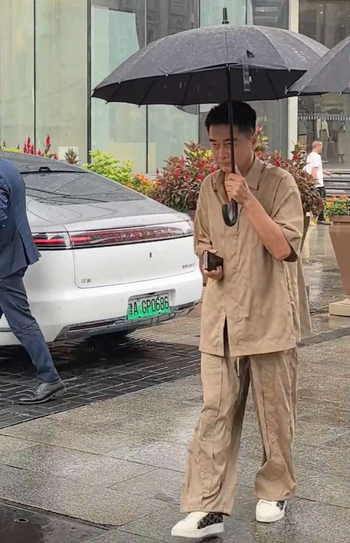 许亚军坐着尊界S800到门店自提华为Mate XTs，这两天隔壁都在说“他一个厅